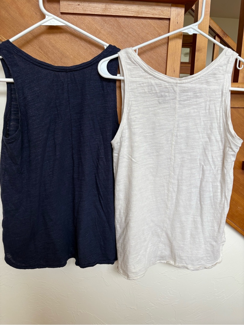 Two LIKE NEW Banana republic Malibu Tee Scoop Neck Tanks Navy White Gold - Picture 3 of 9